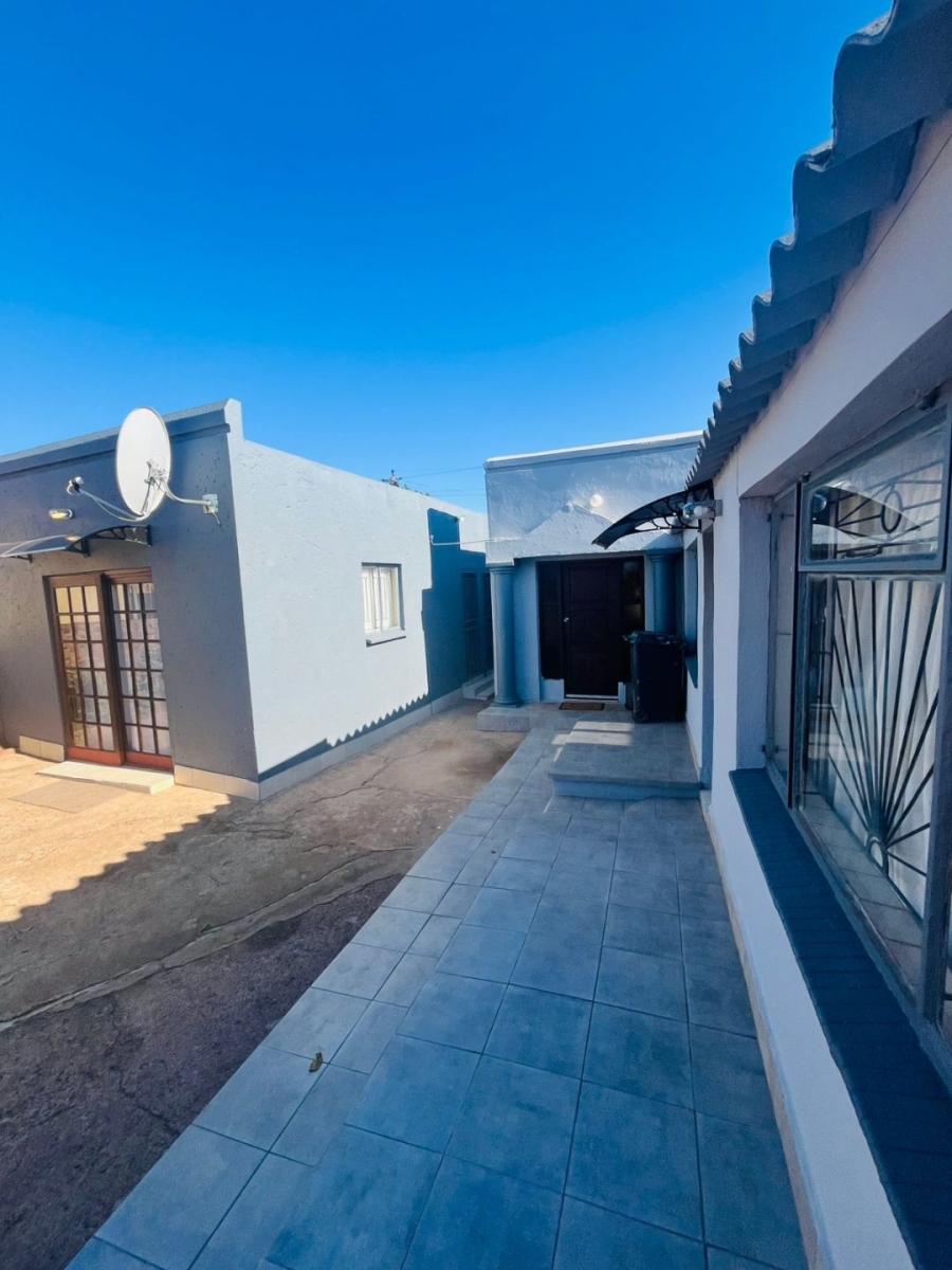 6 Bedroom Property for Sale in Mabopane Unit C North West